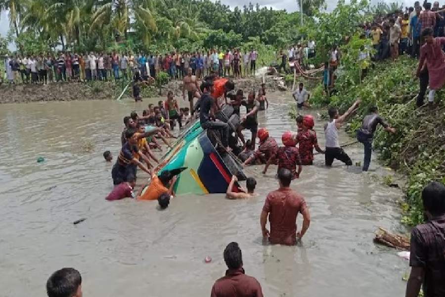 Bus falls into pond in Banladesh killing many people.