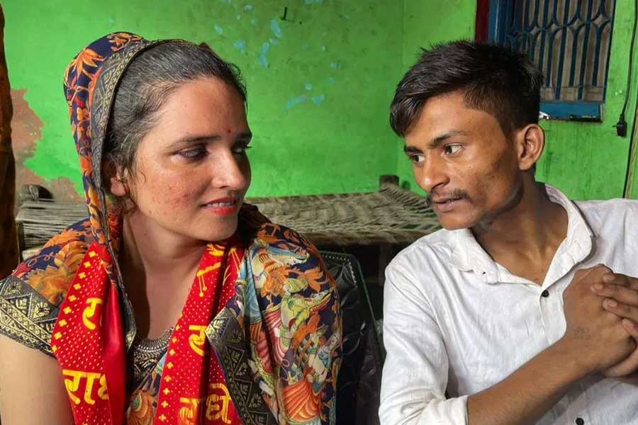 অনলাইনে গেম খেলার মাধ্যমে পরিচয়, বার্তালাপ চালাচালি থেকে বন্ধুত্ব। বন্ধুত্ব থেকে প্রেম। তার পর নেপালে সাত পাকে বাঁধা পড়েন সীমা হায়দার এবং তাঁর প্রেমিক সচিন মিনা।