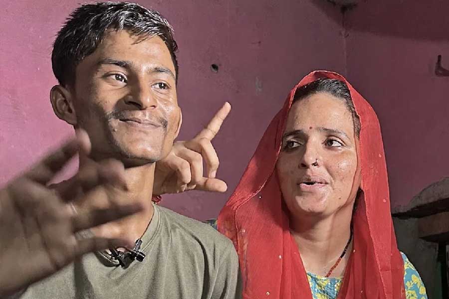 কিন্তু সীমা-সচিন জুটি বর্তমানে দেশ জুড়ে চর্চায় রয়েছেন। কারণ পাকিস্তান থেকে নেপাল হয়ে চার সন্তান-সহ ভারতে অবৈধ ভাবে প্রবেশ করে সচিনের সঙ্গে সংসার গড়ে তুলেছেন সীমা।