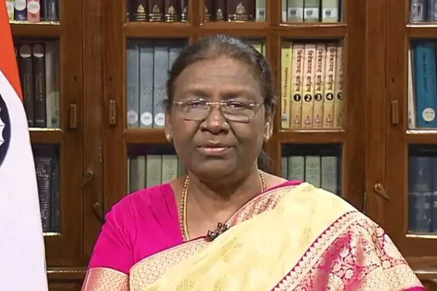 পাকিস্তানে নয়, ভারতেই থাকতে চান। স্বামী, সন্তান, শ্বশুরবাড়ির সদস্যদের কাছে শান্তি এবং ভালবাসা খুঁজে পেয়েছেন, এমনটাই দাবি করেছেন সীমা। ভারতের নাগরিকত্ব চেয়ে রাষ্ট্রপতি দ্রৌপদী মুমুর্র কাছে ক্ষমা চেয়ে আবেদনও করেছেন তিনি।