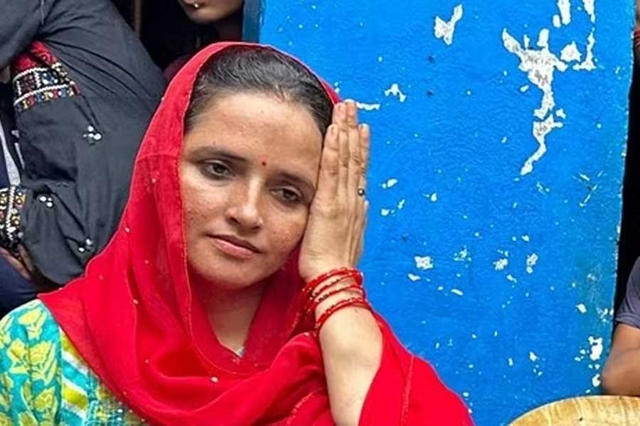 আবেদনপত্রে রোমিও-জুলিয়েট এবং লয়লা-মজনুর মতো জুটির কথাও রাষ্ট্রপতির কাছে উল্লেখ করেছেন সীমা। সচিন এবং  তাঁর প্রেমকাহিনি যে ‘অমর’, সীমা যেন তারই আভাস দিলেন।