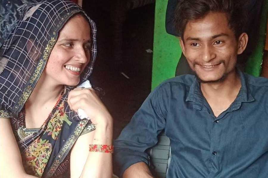 তবে আবেদনপত্রে শুধু নিজের কথাই উল্লেখ করেননি সীমা। চিঠিতে উঠে এসেছে বলিউড জগতের দুই তারকার নামও।