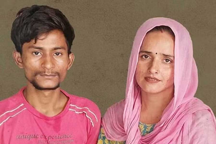 আবেদনপত্রে উল্লেখ করা হয়েছে বলি অভিনেতা অক্ষয় কুমারের নাম। সীমার দাবি, কানাডার নাগরিকত্ব থাকা সত্ত্বেও অক্ষয় ভারতের নাগরিক।