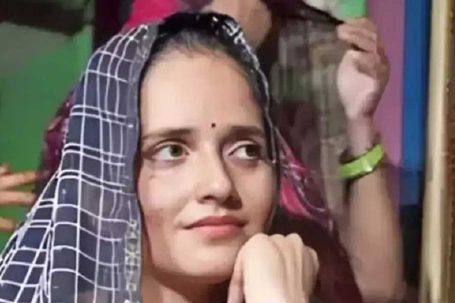 শুধু অক্ষয় নন, তাঁর পাশাপাশি আবেদনপত্রে সীমা এক বলি অভিনেত্রীর নামও উল্লেখ করেছেন। 