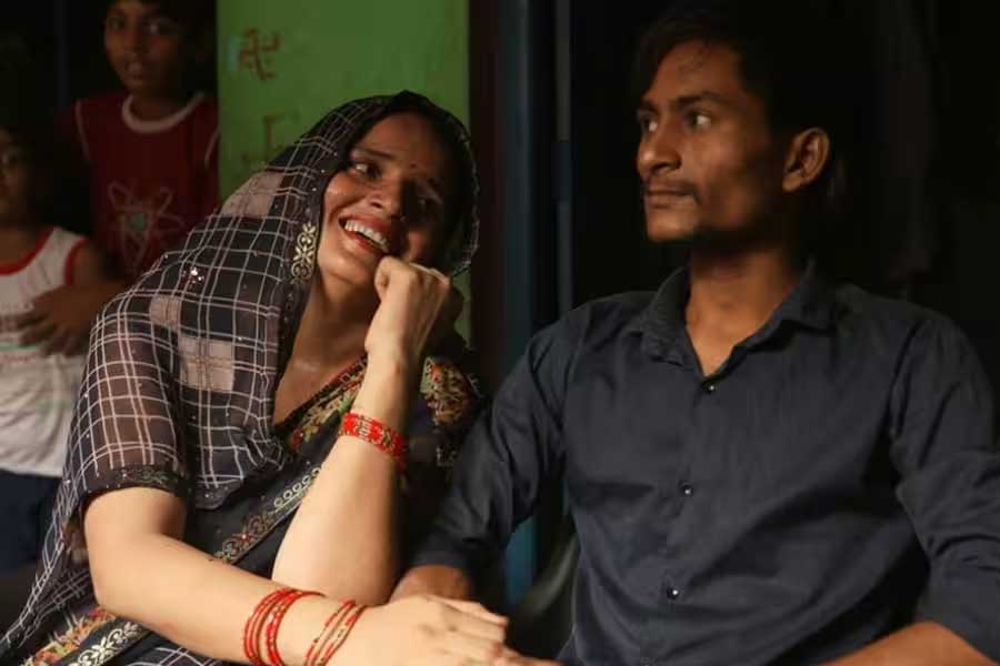 সীমা আবেদনপত্রে লিখে জানান, বলি অভিনেত্রী আলিয়া ভট্টের কাছেও নাকি দু’জায়গার নাগরিকত্ব রয়েছে। ভারতের নাগরিক হয়েও ব্রিটিশ নাগরিকত্ব রয়েছে আলিয়ার কাছে। এমনটাই দাবি সীমার।