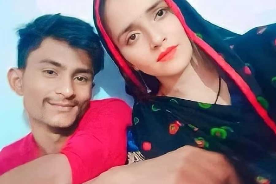 সীমার দাবি, যদি অক্ষয় এবং আলিয়ার মতো তারকারা অন্য দেশের নাগরিক হয়েও ভারতে থাকতে পারেন তা হলে সীমার ক্ষেত্রেও কোনও অসুবিধা হওয়ার কথা নয়।