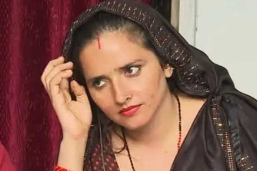 সীমাকে কেন্দ্র করে নানা বিতর্ক দানা বেঁধেছে। একাংশের অনুমান, প্রেমের টানে ভারতে আসেননি সীমা। তিনি আসলে পাকিস্তানের গুপ্তচর।