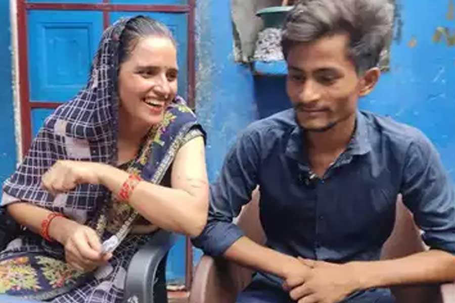 এমনকি এ-ও সন্দেহ করা হচ্ছে যেসীমা কোনও সাধারণ মহিলা নন। তাঁর জীবনে অনেক রহস্যই গোপন রয়েছে। সেই রহস্যোদ্ঘাটনে তৎপর হয়েছেন তদন্তকারী সংস্থার গোয়েন্দারা।