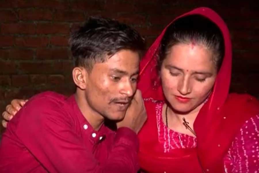 তাই বলিপাড়ার এত তারকা থাকতে হঠাৎ অক্ষয় এবং আলিয়ার নাম উল্লেখ করার নেপথ্যে বিশেষ কোনও কারণ রয়েছে কি না তা নিয়েও প্রশ্ন উঠেছে। তবে সীমার দাবি, ভারতের নাগরিকত্ব পেতে তদন্তকারী সংস্থাকে সব রকম ভাবে সহায়তা করতে রাজি তিনি।