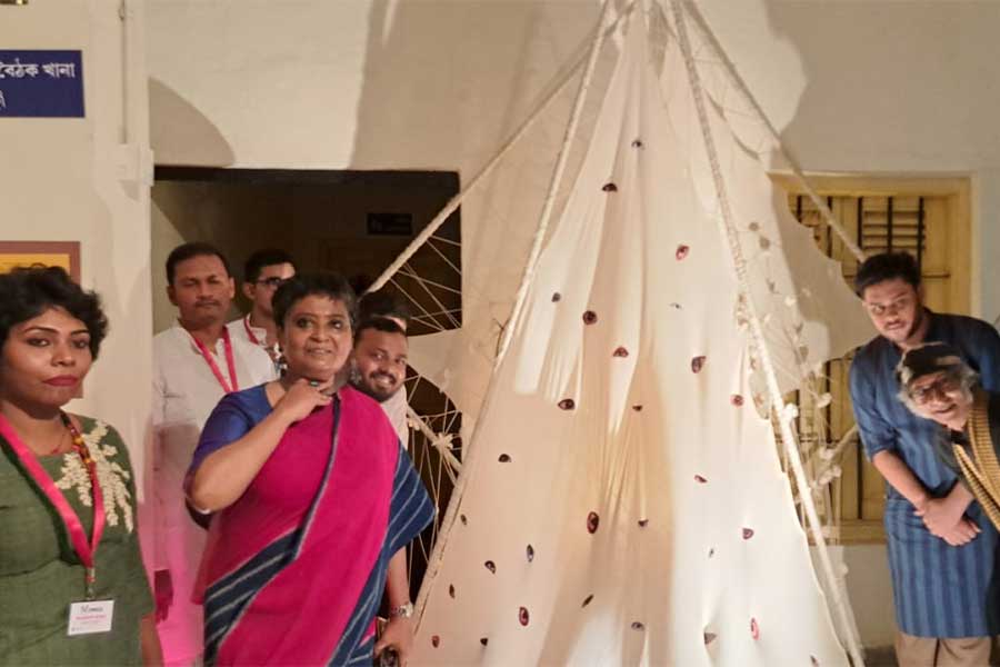 ‘প্রত্যয়’-এর আবাসিকদের তৈরি ইনস্টলেশন। তাঁদের সঙ্গে মনোসমাজকর্মী রত্নাবলী রায় এবং শিল্পী শ্রীকান্ত পাল। 