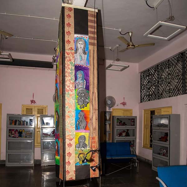 ‘প্রত্যয়’-এর আবাসিকদের হাতের তৈরি কাজ।