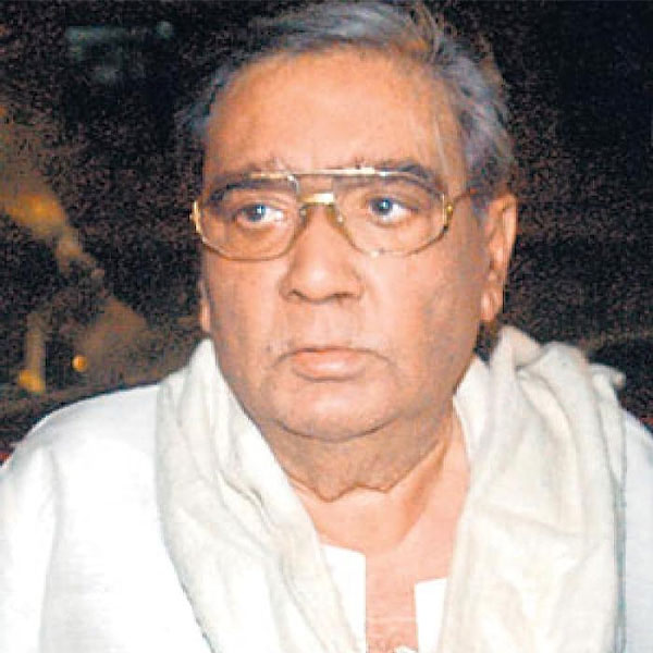 পেশায় সাংবাদিক ছিলেন স্নেহলতা। বিনোদনজগতের তারকাদের সঙ্গে পেশার সূত্রেই আলাপ ছিল তাঁর। ছবি নির্মাতা প্রকাশ মেহরার সাক্ষাৎকার নিতে গিয়ে ময়ূররাজের কথা পাড়েন স্নেহলতা।