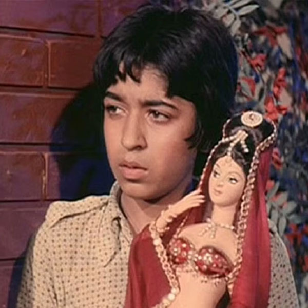 স্নেহলতার কাছে তাঁর পুত্র ময়ূররাজের ছবি চান প্রকাশ। চিত্রনাট্যের প্রয়োজনে ১৩-১৪ বছর বয়সি এক শিশু অভিনেতার সন্ধানে ছিলেন প্রকাশ, যার মুখের গড়নেও অমিতাভের সঙ্গে মিল থাকবে। ময়ূররাজের ছবি দেখার পর প্রথম ঝলকেই তাঁকে পছন্দ হয় প্রকাশের।