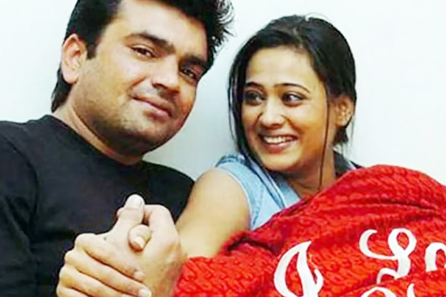 ১৯৯৮ সালে অভিনেতা রাজা চৌধরিকে বিয়ে করেছিলেন শ্বেতা। বিয়ের দু’বছরের মধ্যে কন্যা পলক তিওয়ারির জন্ম দেন শ্বেতা। কিন্তু রাজার সঙ্গে শ্বেতার সম্পর্ক ভাল ছিল না। বিয়ের ন’বছর পর বিচ্ছেদের সিদ্ধান্ত নেন অভিনেত্রী।