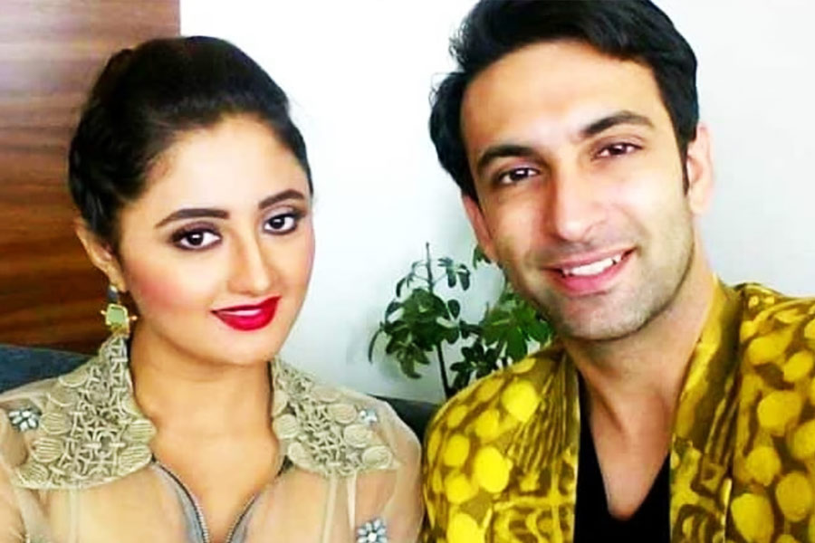 ‘উত্তরণ’ ধারাবাহিকের অভিনেত্রী রশমি দেসাই তাঁর সহ-অভিনেতা নন্দিশ সান্ধুকে ২০১১ সালে বিয়ে করেন। ২০১৬ সালের মার্চ মাসে তাঁদের বিচ্ছেদও হয়ে যায়।