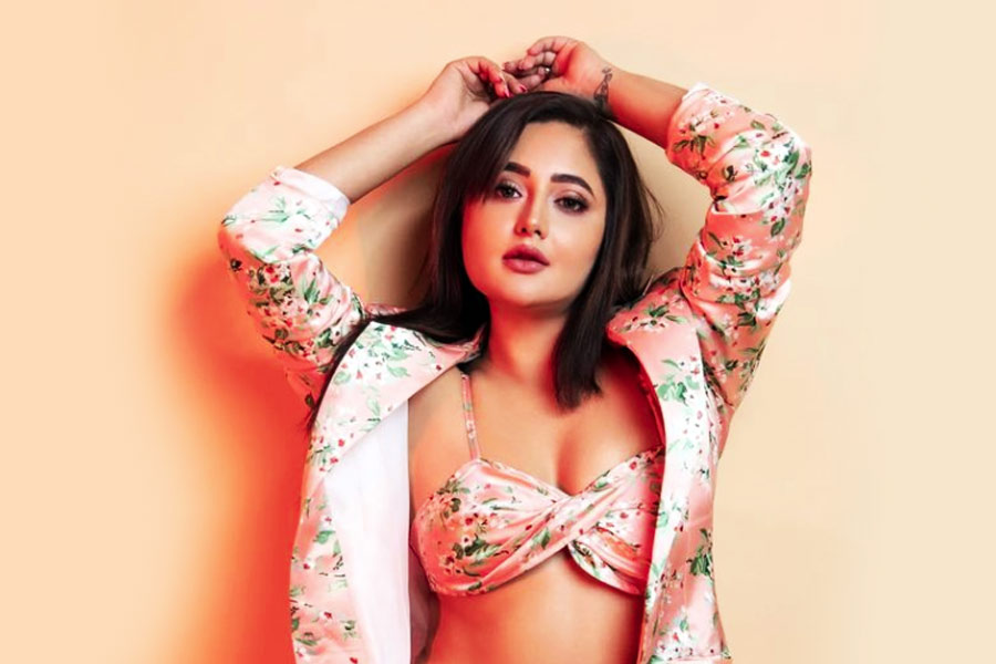 কিন্তু আরহানের জীবনের গোপন তথ্য প্রকাশ্যে আনেন ‘বিগ বস’-এর সঞ্চালক বলি অভিনেতা সলমন খান। তিনি জানান, আরহান বিবাহিত ছিলেন এবং এক সন্তানের বাবাও তিনি। এই সত্য রশমির কাছ থেকে গোপন করে রেখেছিলেন আরহান। পরে আরহানের সঙ্গে সম্পর্কে ইতি টানেন অভিনেত্রী।