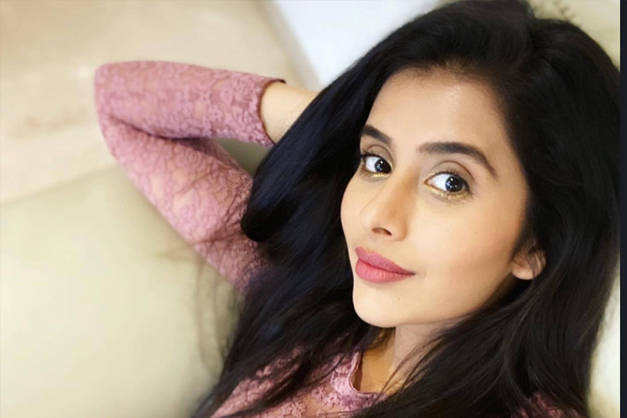 হিন্দি ধারাবাহিকের পরিচিত মুখ চারু আসোপার ব্যক্তিগত জীবনেও কম ঝড় বয়ে যায়নি। ‘দিয়া অওর বাতি হম’, ‘বাল বীর’, ‘দেবো কা দেব... মহাদেব’-এর মতো একাধিক ধারাবাহিকে অভিনয় করেন তিনি।