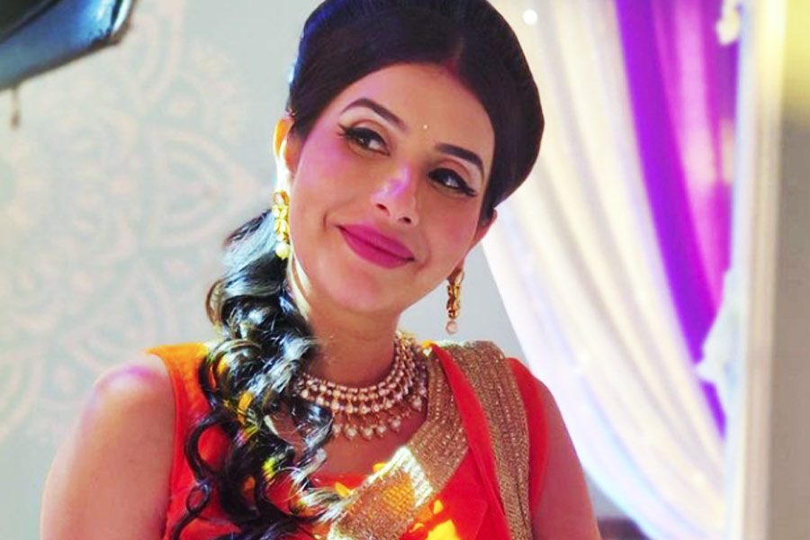 রাজস্থানের এক ব্যবসায়ীকে বিয়ে করেন চারু। মতের অমিলের কারণে ২০১৬ সালে বিবাহবিচ্ছেদের সিদ্ধান্ত নেন অভিনেত্রী। তার পর নীরজ মালবীয় নামে এক ব্যক্তির সঙ্গে সম্পর্কে জড়ান অভিনেত্রী। রাজস্থানে বাগ্‌দান পর্ব সারেন নীরজ এবং চারু। কিন্তু ২০১৭ সালে তাঁদের সম্পর্ক ভেঙে যায়।