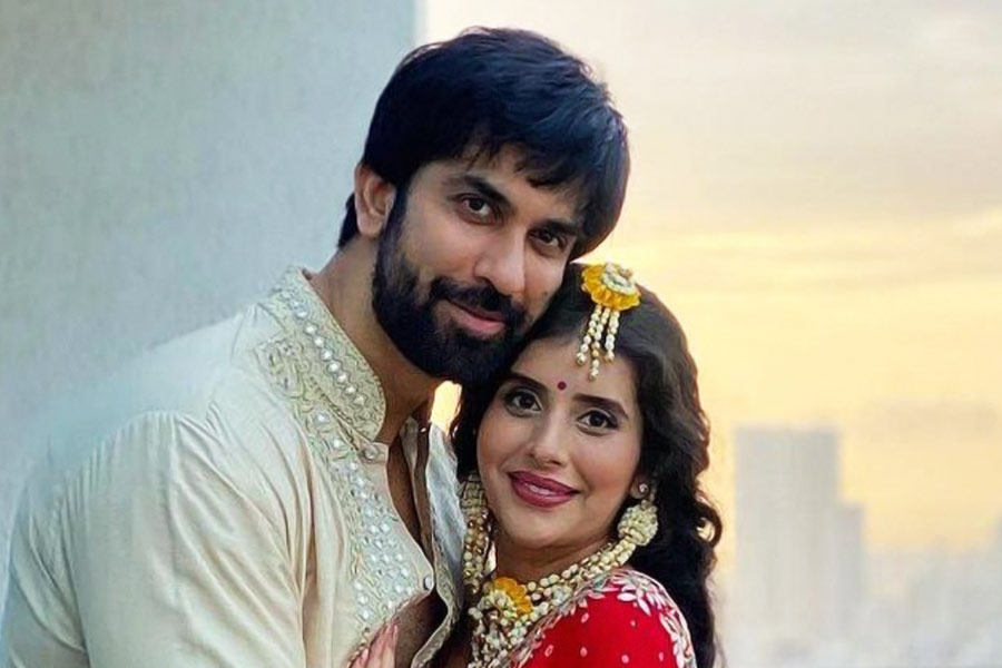 ২০১৯ সালে বলি অভিনেত্রী সুস্মিতা সেনের ভাই রাজীব সেনকে বিয়ে করেন চারু। বিয়ের পর চারু এবং রাজীবের সম্পর্ক নিয়ে কম জলঘোলা হয়নি। শারীরিক এবং মানসিক নির্যাতন, বিবাহ-বহির্ভূত সম্পর্ক— স্বামীর বিরুদ্ধে একাধিক অভিযোগ ছিল চারুর। চার বছরের দাম্পত্যজীবনের পর চলতি বছরের ৮ জুন রাজীবের সঙ্গে বিচ্ছেদ হয় অভিনেত্রীর।