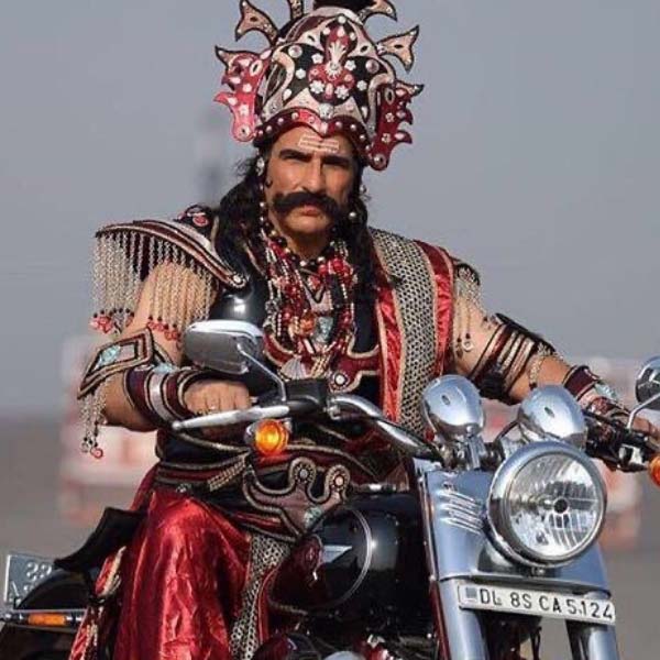 তিন দশকের বেশি সময় কাটিয়ে ফেলেছেন বলিপাড়ায়। এই সময়কালে একশোটিরও বেশি ছবিতে অভিনয় করেছেন। নব্বইয়ের দশকে বলিউডের প্রথম সারির খলনায়ক হিসাবে নিজের পরিচিতি গড়ে তুলেছিলেনমুকেশ সিংহ ঋষি। এখন বড় পর্দা থেকে দূরে সরে গিয়ে কী করছেন তিনি?