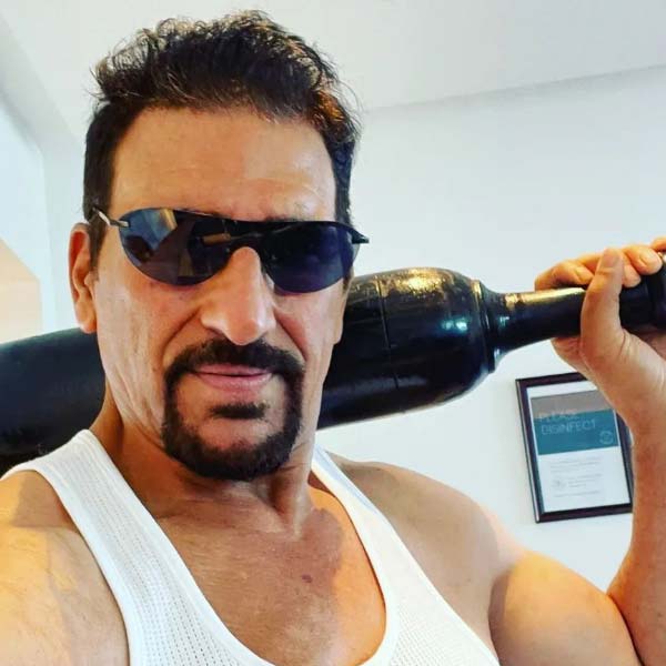 তবে তিন দশক ইন্ডাস্ট্রিতে থাকার পরেও বলিপাড়ার কোনও তারকার সঙ্গে বন্ধুত্ব করতে পারেননি মুকেশ। সম্প্রতি এক সাক্ষাৎকারে মুকেশ স্বীকার করেন যে, বলিউডের কোনও দলের অংশ হতে পারতেন না তিনি। এমনকি নিজে থেকে কোনও তারকার সঙ্গে গিয়ে বন্ধুত্বও করেননি তিনি।