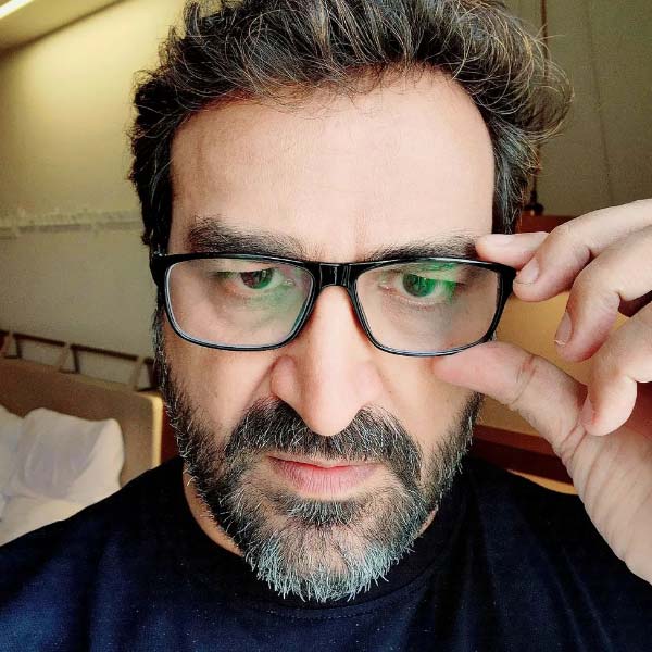 সাক্ষাৎকারে মুকেশ বলেন, ‘‘আমি শুটিং করতে যেতাম। সেখানে ঊর্ধ্বতনদের সব সময় শ্রদ্ধা করেই এসেছি। যাঁদের শ্রদ্ধা করব, তাঁদের পরিচয় আবার নিজের বন্ধু হিসাবেও দেব— এই দুটো জিনিস তো একসঙ্গে করা যায় না। আজ আমি বলতে পারি না ধর্মেন্দ্র আমার বন্ধু। তাঁকে আমি ভীষণ শ্রদ্ধা করি।’’