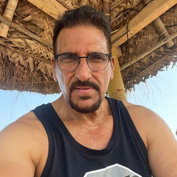 মুকেশ জানান, শুটিংয়ের পর সেটে উপস্থিত অন্যান্য তারকা নিজেদের মধ্যে গল্প করতেন, মদ্যপান করতেন। এ ভাবে তাঁদের মধ্যে বন্ধুত্ব তৈরি হত। কিন্তু মুকেশ শুটিং শেষে সব সময় বাড়ি ফিরে যেতেন। বাড়ি গিয়ে শরীরচর্চার জন্য জিমের উদ্দেশে রওনা দিতেন তিনি।