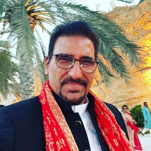 মুকেশের মন্তব্য, ‘‘কোনও তারকা পার্টি দিলে সেখানে সকলে মিলে যেতেন। আমাকেও যে ডাকা হত না তা নয়। কিন্তু আমি যেতাম না। বড় বড় তারকার চলন-বলনও এক এক রকম। বন্ধুত্বের অর্থ জানি আমি। আমার কোনও দলে অংশগ্রহণ করতে ভাল লাগত না।’’