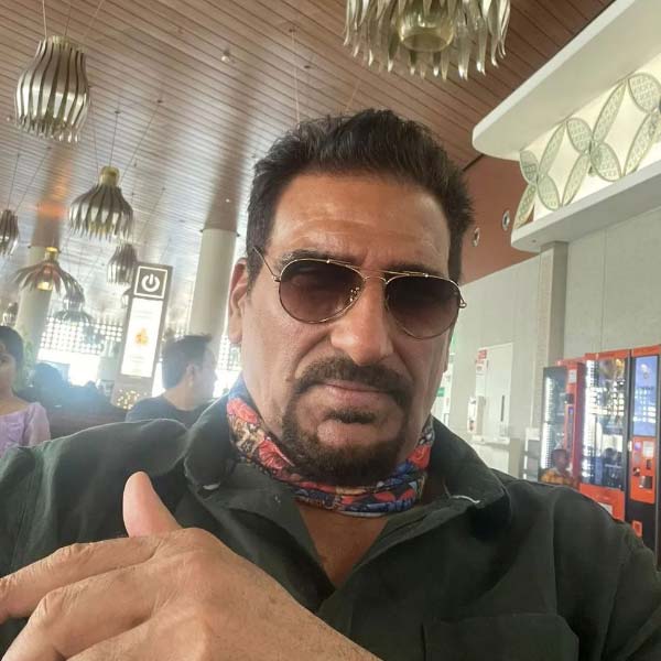 ১৯৫৬ সালে ১৯ এপ্রিল জম্মু এবং কাশ্মীরে জন্ম মুকেশের। চণ্ডীগড়ের একটি কলেজ থেকে স্নাতক স্তরের পড়াশোনা শেষ করেন তিনি। পড়াশোনা শেষ করার পর কাজের সন্ধানে চণ্ডীগড় থেকে সোজা মুম্বই চলে যান তিনি।