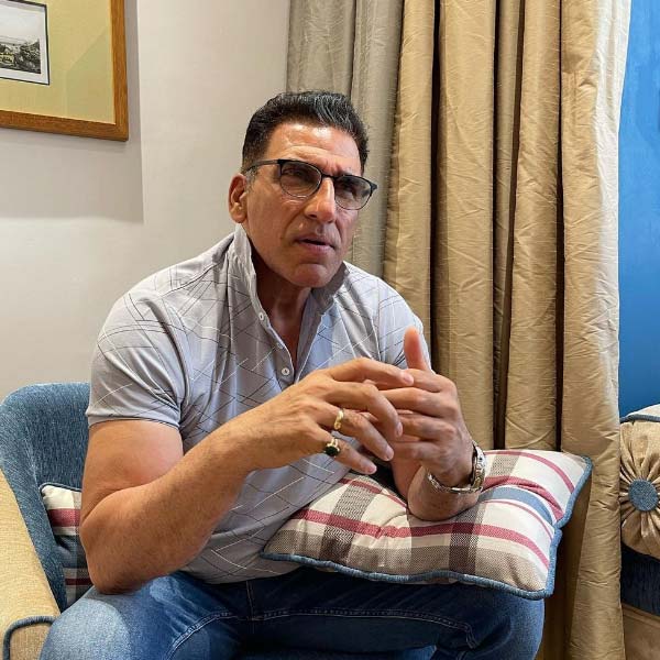 মুম্বইয়ে গিয়ে পাথর ভাঙার কারখানায় কর্মী হিসাবে নিযুক্ত হন মুকেশ। দু’বছর কারখানায় কাজ করার পর কাজের উদ্দেশেই ফিজি যান তিনি। ফিজিতে গিয়ে জীবন অন্য দিকে মোড় নেয় মুকেশের। তাঁর সঙ্গে আলাপ হয় কেশনী নামে এক মহিলার।