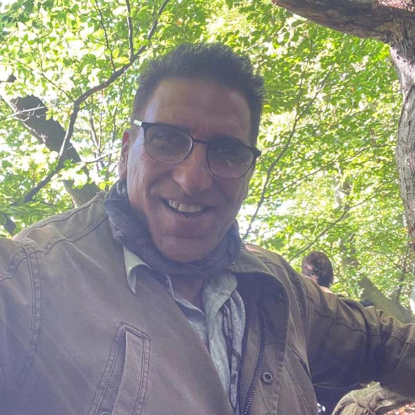 ফিজিতে যাওয়ার পর কেশনীর সঙ্গে বন্ধুত্ব গড়ে ওঠে মুকেশের। সেই বন্ধুত্ব প্রেমে গড়াতে বেশি সময়ও নেয়নি। কেশনীর পরিবারের সদস্যরা একসঙ্গে ফিজিতে একটি ডিপার্টমেন্টাল স্টোর চালাতেন। ফিজিতে গিয়ে আর্থিক বিনিয়োগের মাধ্যমে ভালই রোজগার করতে শুরু করেন মুকেশ।