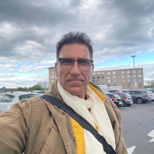 দুই সন্তান এবং স্ত্রী-সহ নিউ জ়িল্যান্ড থেকে ভারতে ফিরে আসেন মুকেশ। মুম্বইয়ে গিয়ে বলি পরিচালক রোশন তানেজার অভিনয়ের প্রশিক্ষণ কেন্দ্রে ভর্তি হন তিনি।