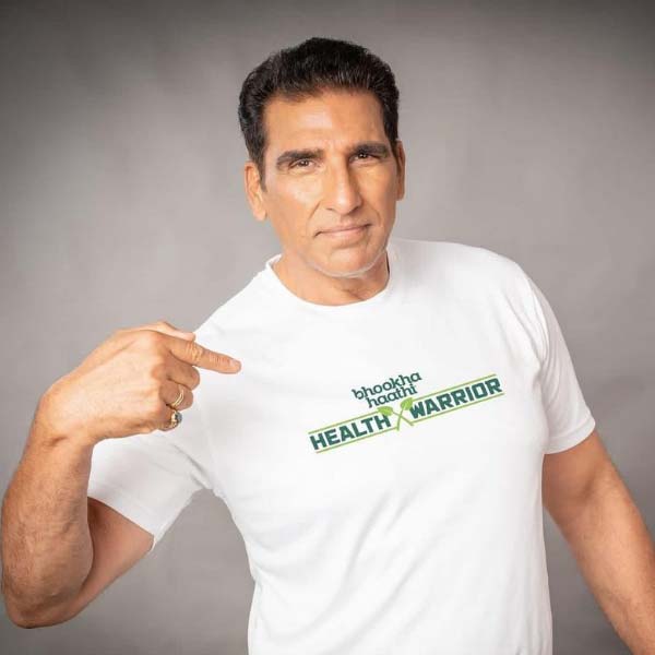 শুধুমাত্র হিন্দি ছবিতেই নয়, তার পাশাপাশি তেলুগু, মালয়ালম, কন্নড়, পঞ্জাবি, ভোজপুরি, তামিল, মরাঠি ভাষার ছবিতেও অভিনয় করতে দেখা গিয়েছে মুকেশকে। বলিপাড়ার পাশাপাশি দক্ষিণী ফিল্মজগতেও নিজের পরিচিতি গড়ে তোলেন তিনি।