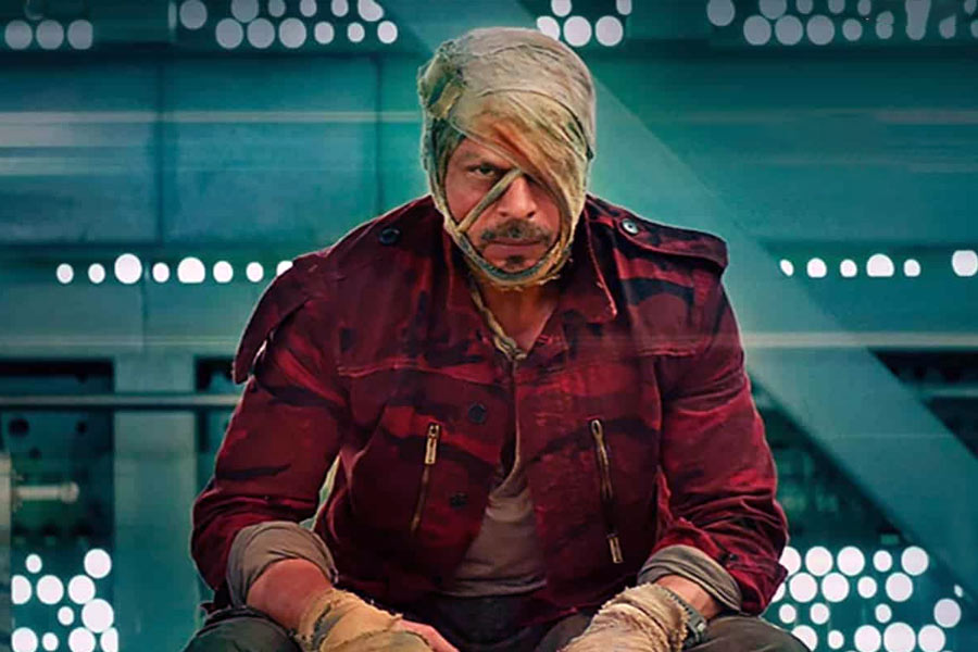 ‘জওয়ান’ ছবির ‘প্রিভিউ’ বা তথাকথিত প্রথম ঝলক প্রকাশের পর দর্শকের মধ্যে শাহরুখের লুকের পাশাপাশি অভিনয় নিয়েও চর্চা শুরু হয়েছে। অভিনেতার সমস্ত কিছুই যেন ‘বাদশা’সুলভ।