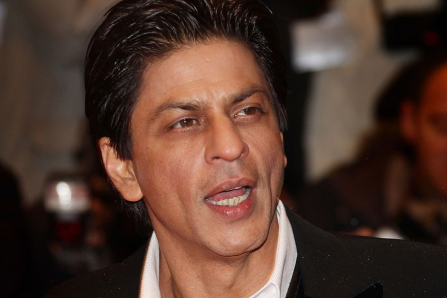 শাহরুখের নতুন ছবি নিয়ে চর্চা তুঙ্গে থাকাকালীন তাঁর কেরিয়ার নিয়েও আলোচনা শুরু হয়। সম্প্রতি এক বলি অভিনেত্রী শাহরুখের কেরিয়ারের শুরুর দিন নিয়ে অজানা তথ্য ভাগ করে নেন। অভিনেত্রী দাবি করেন, শাহরুখের কেরিয়ার তৈরির নেপথ্যে রয়েছেন অন্য কেউ।