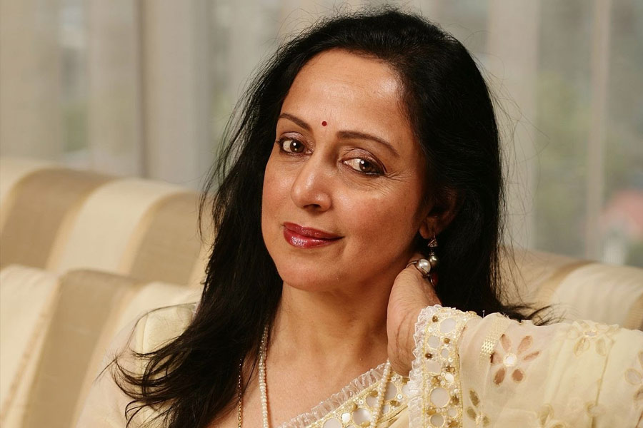 বলিপাড়ার বর্ষীয়ান অভিনেত্রী হেমা মালিনী সম্প্রতি এক সাক্ষাৎকারে শাহরুখের কেরিয়ারের গোড়ার দিকের কথা উল্লেখ করেন। তিন দশক হিন্দি ফিল্মজগতে সময় কাটালেও শাহরুখ তাঁর কেরিয়ার শুরু করেছিলেন ছোট পর্দার মাধ্যমে।