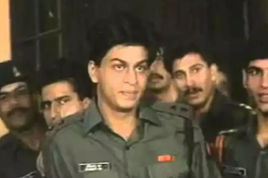 ‘ফৌজি’ ধারাবাহিকে মুখ্যচরিত্রে অভিনয় করে রাতারাতি ছোট পর্দায় নিজের পরিচিতি গড়ে নিয়েছিলেন শাহরুখ। পাশাপাশি অভিনয় দক্ষতার মাধ্যমে নজর কেড়েছিলেন বলিপাড়ার ছবি নির্মাতাদের।