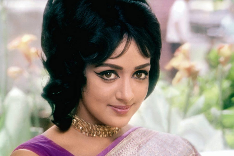  হেমা সাক্ষাৎকারে জানান, ‘ফৌজি’ ধারাবাহিকে শাহরুখের অভিনয় দেখে তাঁকে বেশ ‘মিষ্টি’ লেগেছিল। সেই সময় নিজের ছবি ‘দিল আশনা হ্যায়’-এর চিত্রনাট্য নির্মাণ নিয়ে ব্যস্ত ছিলেন হেমা।