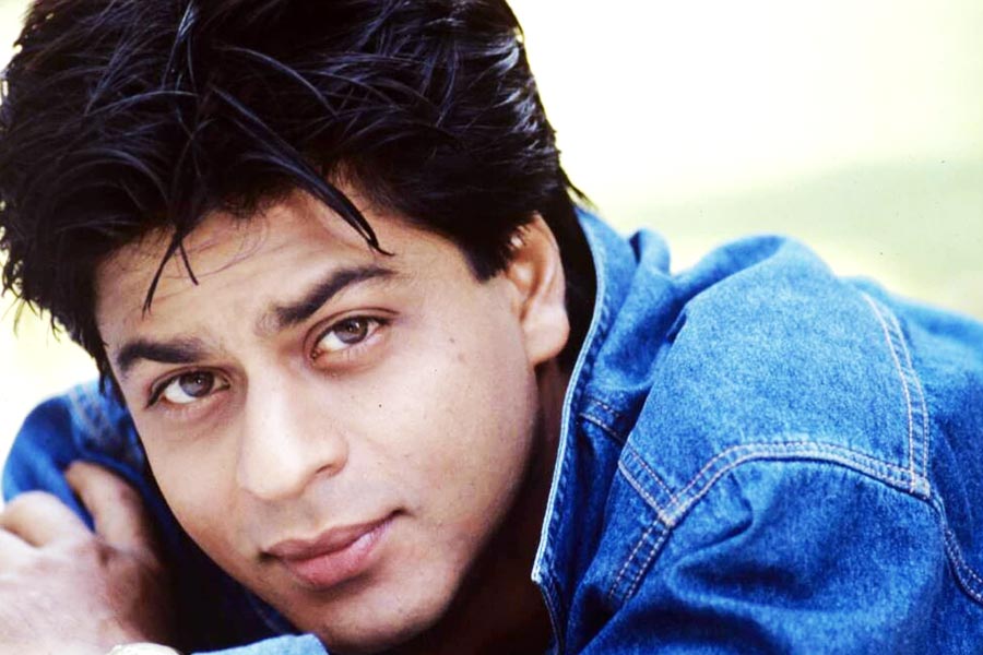 হেমার বোন শাহরুখের সঙ্গে যোগাযোগ করে তাঁর সঙ্গে দেখাও করেন। বলি অভিনেতা ধর্মেন্দ্রের সঙ্গেও আলাপ হয় শাহরুখের। সেই সময় ধর্মেন্দ্রের সঙ্গে বিয়ে হয়ে গিয়েছিল হেমার।