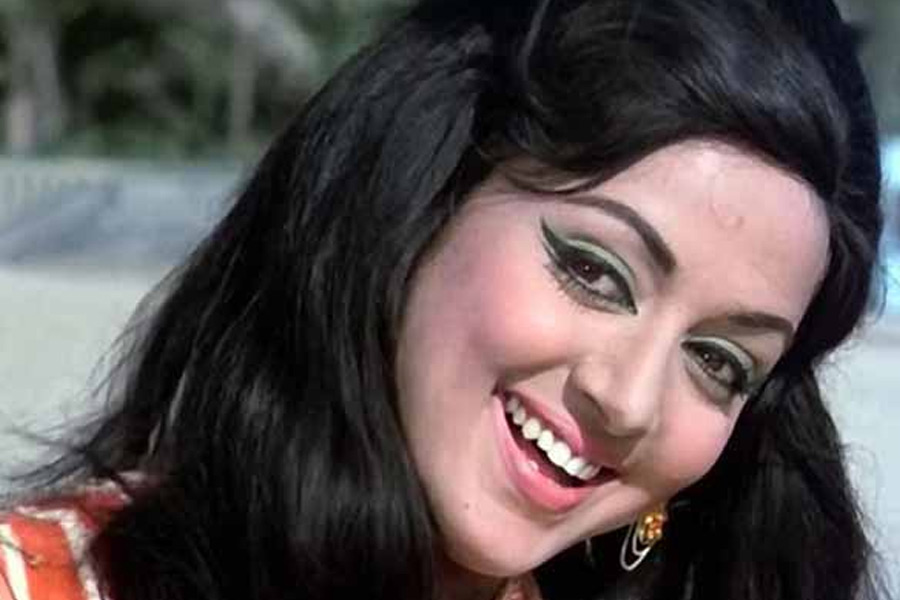 হেমা তাঁর ‘গুরু মা’কে জানান যে অভিনেত্রী ‘দিল আশনা হ্যায়’ ছবির জন্য নতুন অভিনেতাকে প্রস্তাব দিয়েছেন। তিনি কোনও বড় অভিনেতা নন। হেমার ভুল তখন ভাঙেন তাঁর ‘গুরু মা’।