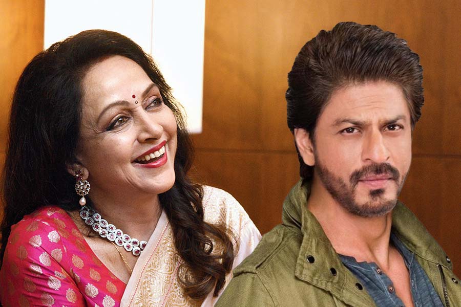 হেমার ‘গুরু মা’ বলেন, ‘‘আমি বলেছি বড় অভিনেতাকে পেতে চলেছ তুমি।’’ তার পর সে কথার গূঢ়ার্থ বুঝতে পারেন হেমা। সাক্ষাৎকারে হেমা বলেন, ‘‘ও কত বড় অভিনেতা হয়ে গেল। তাই না?’’