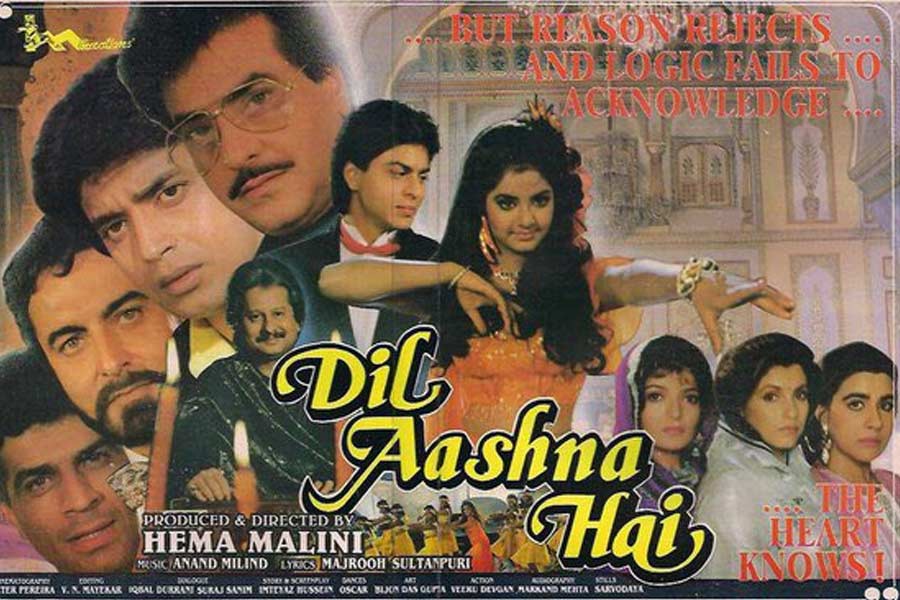১৯৯২ সালে প্রেক্ষাগৃহে মুক্তি পেয়েছিল ‘দিল আশনা হ্যায়’ ছবিটি। শাহরুখের পাশাপাশি এই ছবিতে অভিনয় করেছিলেন দিব্যা ভারতী, অমৃতা সিংহ, মিঠুন চক্রবর্তী, ডিম্পল কপাডিয়া এবং জীতেন্দ্রের মতো বলি তারকারা।