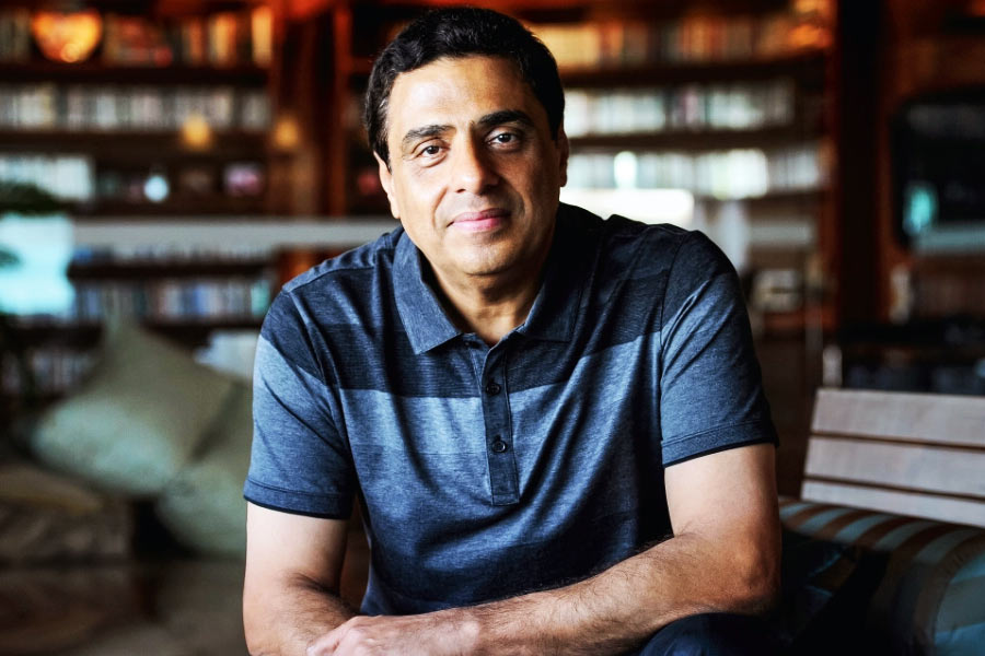 কর্ণ, আদিত্য নয়, বলিউডের প্রযোজকদের মধ্যে সম্পত্তির নিরিখে শীর্ষে রয়েছেন রনি স্ক্রুওয়ালা। সত্তরের দশকে টুথব্রাশ প্রস্তুতকারী সংস্থার মাধ্যমে নিজের কেরিয়ার শুরু করেন রনি।