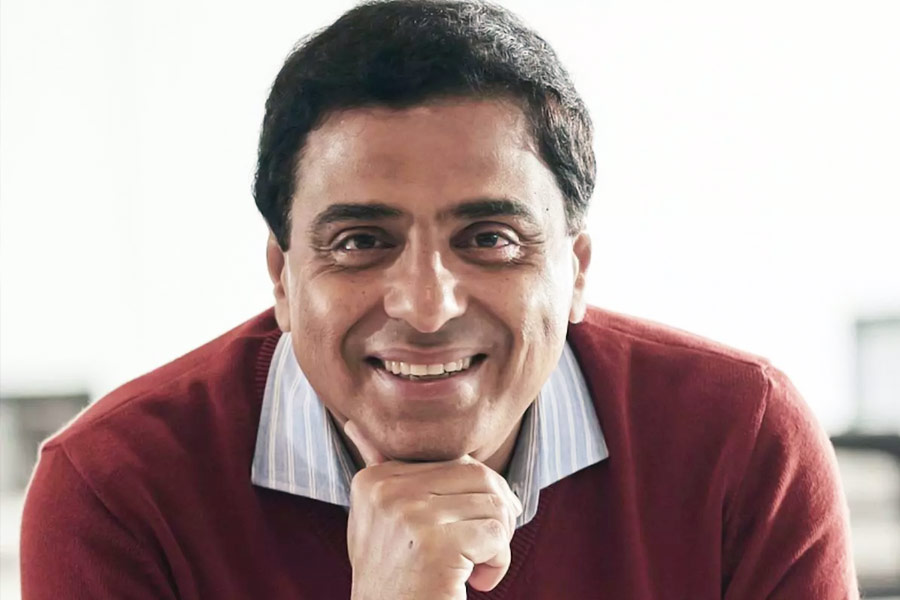 ১৯৮১ সালে কেবল টিভি সংক্রান্ত ব্যবসা শুরু করেন। তার পরে বিনোদনজগতে পা রাখেন রনি।