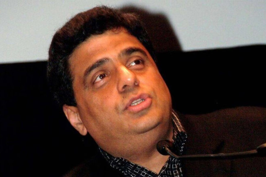 আশির দশকে দূরদর্শনে একটি কুইজ শোয়ের সঞ্চালনার দায়িত্বেও ছিলেন রনি। ১৯৯০ সালে মাত্র ৩৭ হাজার টাকা বিনিয়োগ করে ইউটিভি প্রযোজনা সংস্থা তৈরি করেন তিনি।