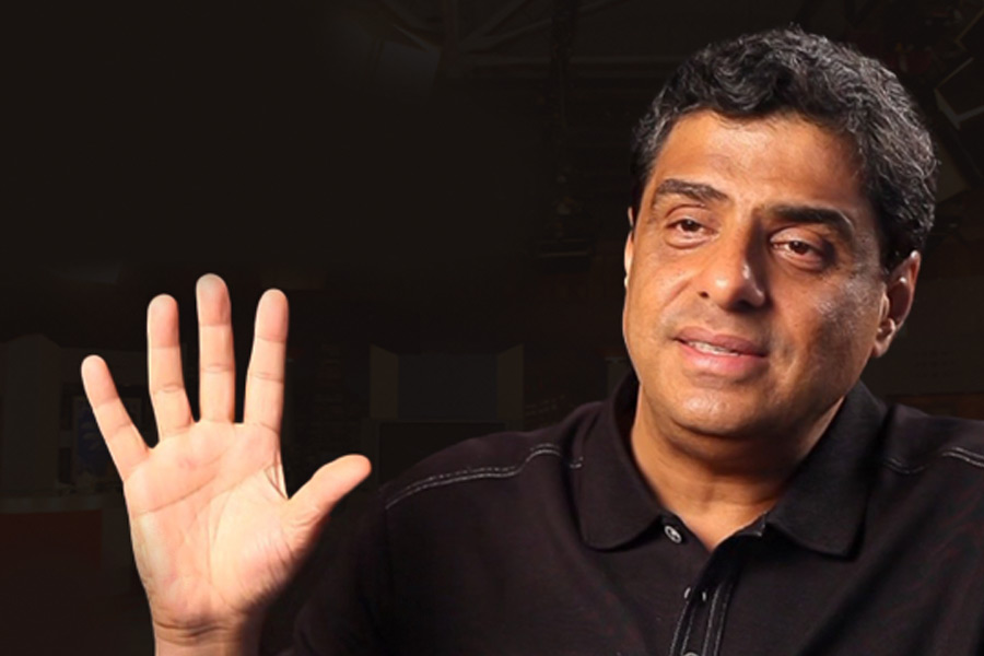 ২০১২ সালে ১০০ কোটি টাকার বেশি দামে ডিজ়নি সংস্থাকে নিজের সংস্থার লগ্নি বিক্রি করে দেন রনি।