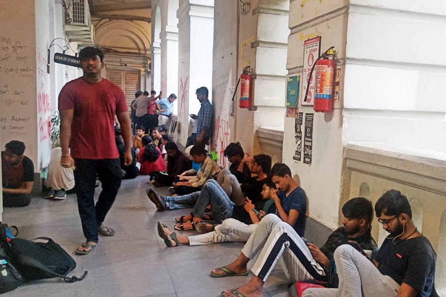 Residents of Hindu Hotel of Presidency University started agitation on the demand of basic amenities