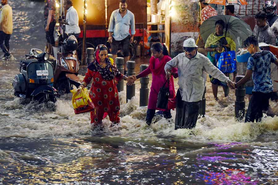 Heavy rain lashes South Indian States causing red alert.