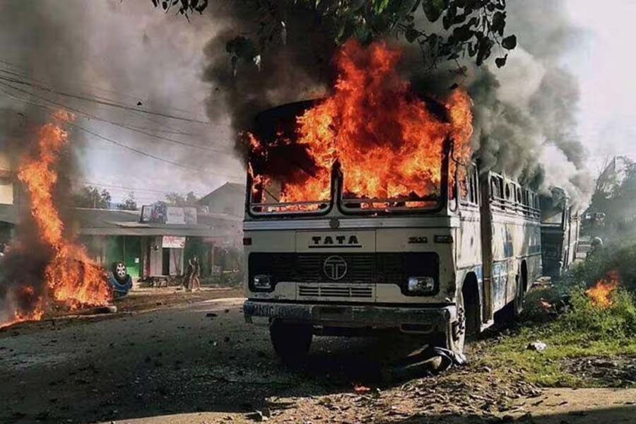 Angry mob torches 2 buses used by security forces in Manipur,  NHRC tells state govt to stop violence