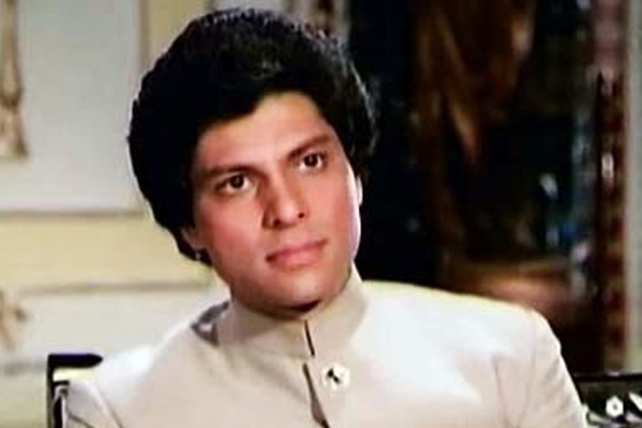 ইনদওরে স্কুলের পড়াশোনা শেষ করে মুম্বইয়ের একটি কলেজে বাণিজ্য নিয়ে ভর্তি হন বিজয়েন্দ্র। কলেজে পড়াকালীন মডেলিং করতে শুরু করেন তিনি। তার পর ধীরে ধীরে অভিনয়ের প্রতিও আগ্রহ জন্মাতে থাকে তাঁর। স্নাতক ডিগ্রি অর্জন করে আবার বাড়ি ফিরে যান তিনি।